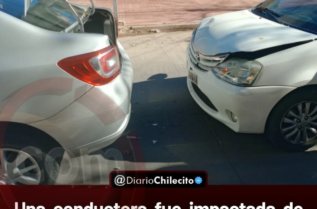Una conductora fue impactada de imprevisto por otro vehículo mientras aguardaba la luz verde para avanzar por Pelagio B. Luna.