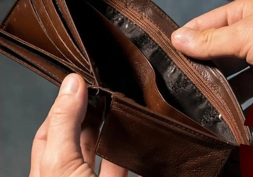 Una jubilada advierte sobre el impacto de la crisis: contrajo deudas con bancos y financieras para sostener a su familia desempleada.