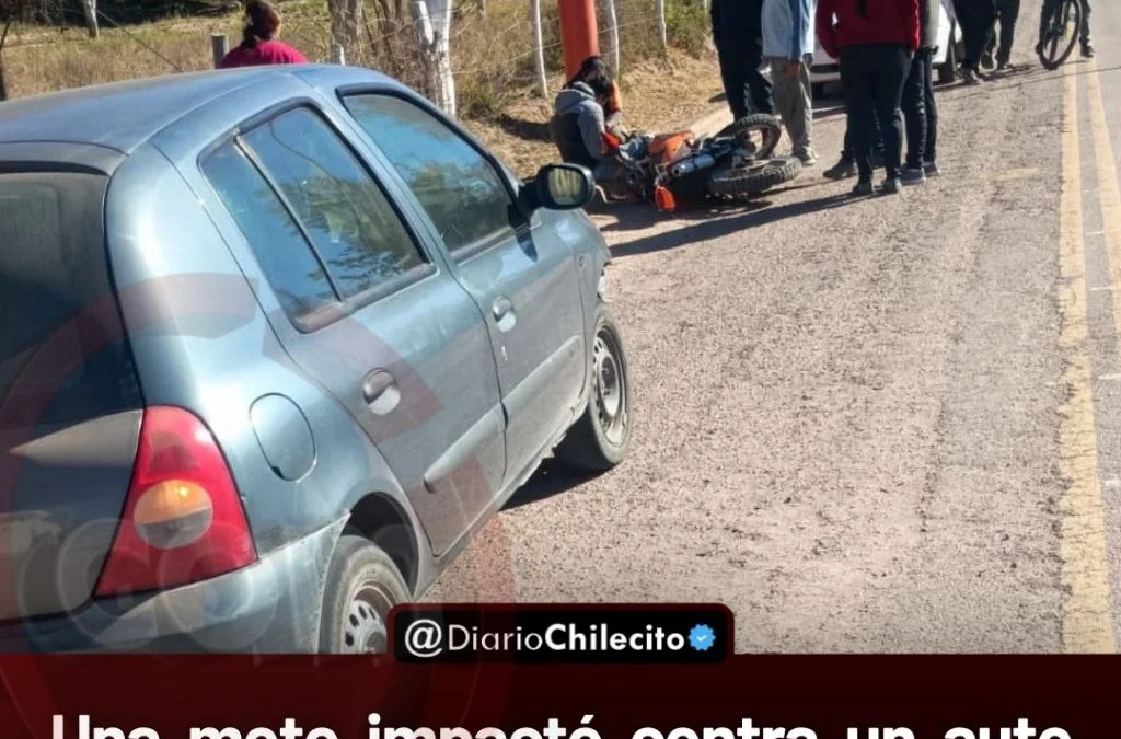 Una moto impactó contra un auto que giraba para ingresar a una vivienda en Santa Cruz y un menor terminó asistido.