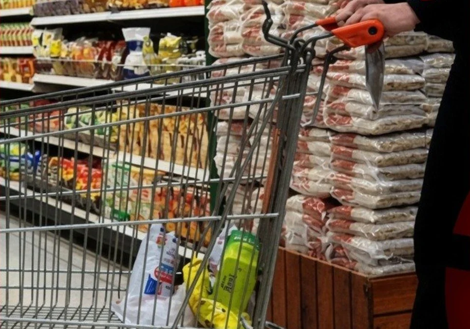 Advierten que la caída del consumo golpea con fuerza a la clase media y piden bajar los impuestos a los productos de primera necesidad
