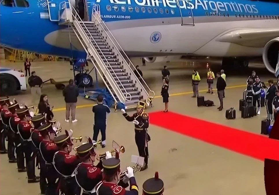 Aterrizó el vuelo con los subcampeones mundiales: parte de la Selección argentina ya está en el país.