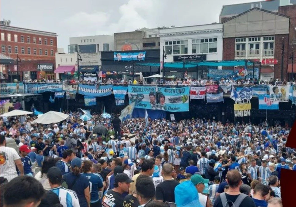 Banderazo celeste y blanco en Atlanta: miles de argentinos coparon las calles en la previa del cruce frente a Inglaterra.