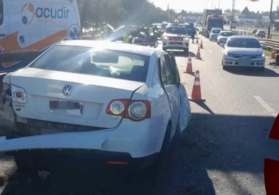 Brutal choque en Benavídez, Buenos Aires: hizo una maniobra en reversa por la autopista, impactó a otro auto y dejó una víctima grave