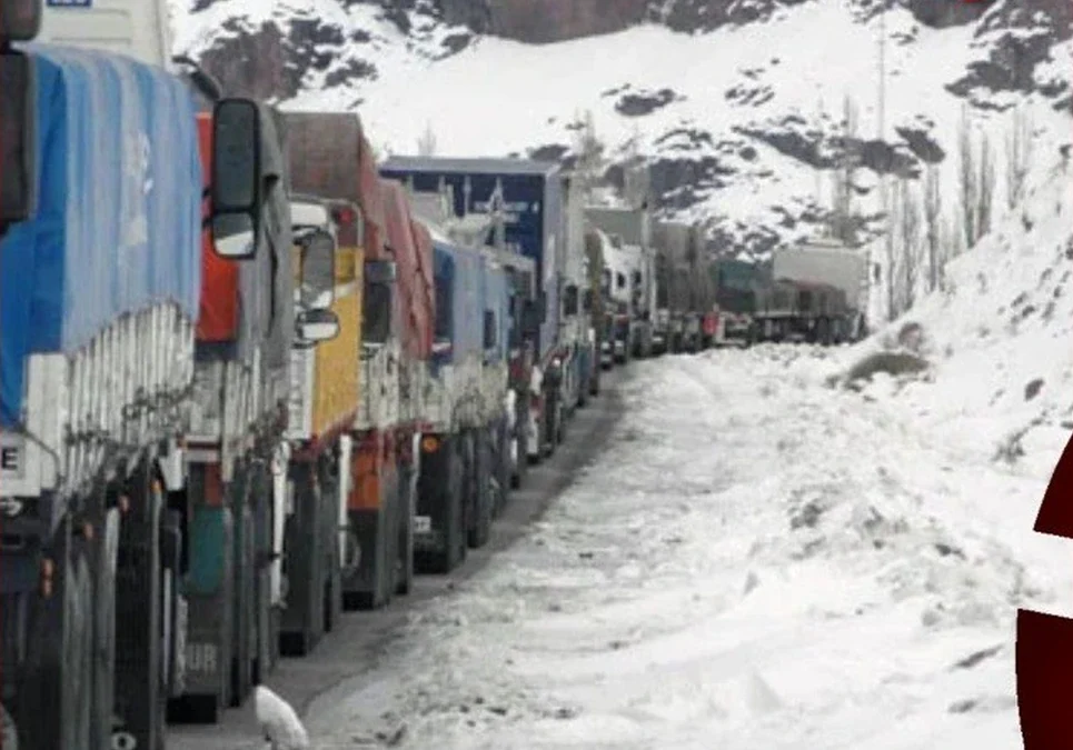 Caos por el temporal en la cordillera: unos 1.000 camiones varados y evacuaciones en Mendoza.