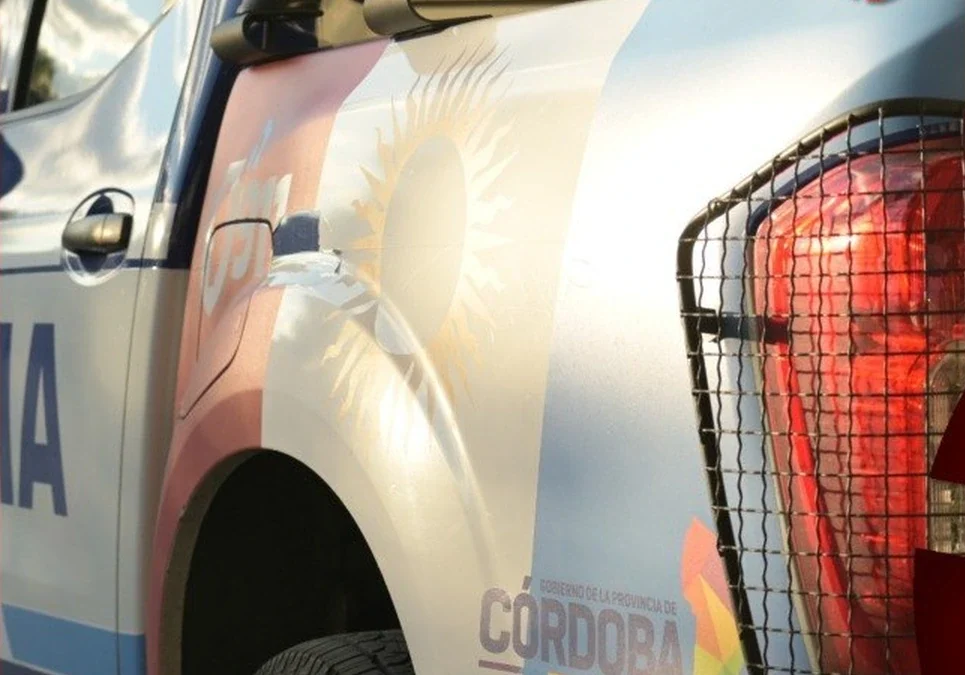 Colonia Caroya, Córdoba: intentó huir de un control, arrastró a una oficial con el auto y terminó detenida tras una persecución por la Ruta 9.