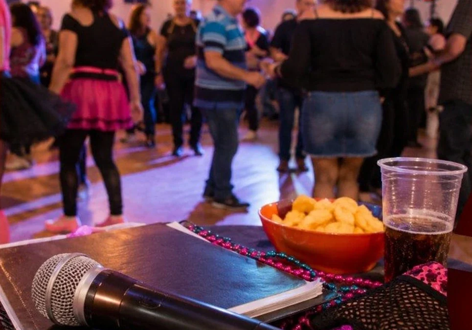 Con karaoke y premios al mejor look, realizarán una fiesta retro solidaria para equipar el SUM del barrio Sagrada Familia.