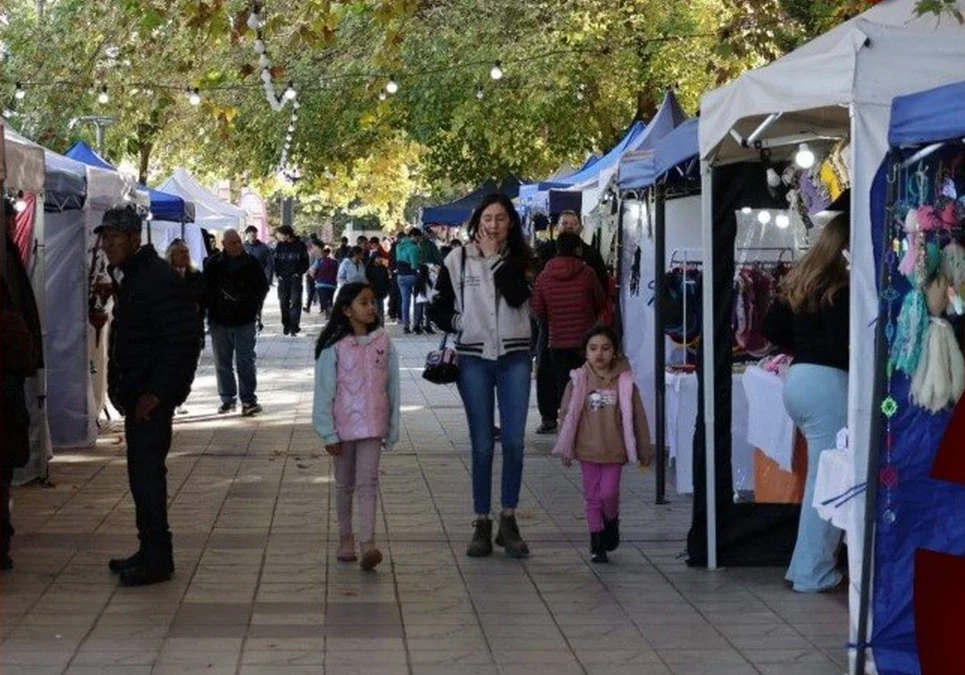 Con la llegada de turistas de distintas provincias, abrió la feria de artesanos y productores que funcionará hasta el 1 de agosto