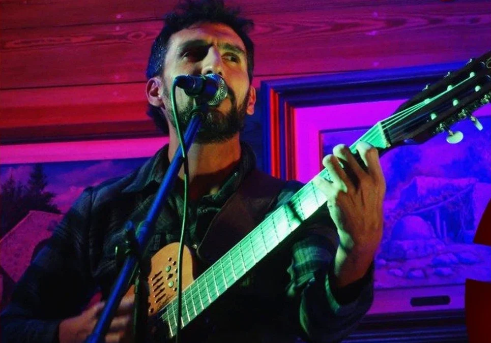 De cara al invierno, el músico Hernán Robles prepara nuevas canciones y una peña popular en Chilecito.