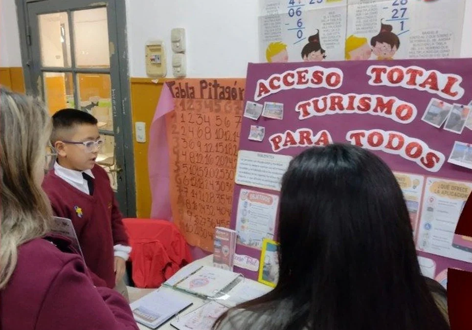Distinguen iniciativas sobre turismo inclusivo y finanzas de estudiantes de la escuela Gabriela Mistral.