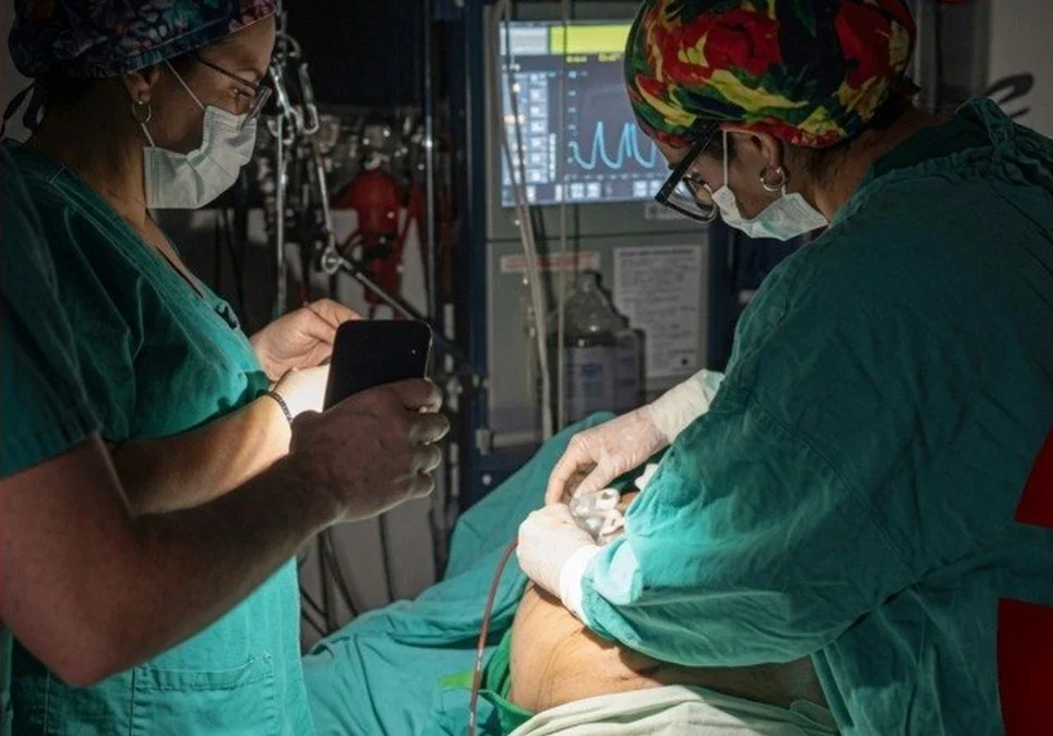 Drama en el Hospital de Esquel: cirujanos debieron operar con la luz de celulares tras un apagón.