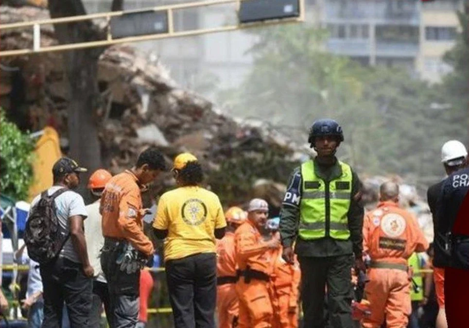 El testimonio del bombero que busca a su hijo tras el desastre en Caracas: «Tengo que ser duro, pero por dentro soy chiquito».