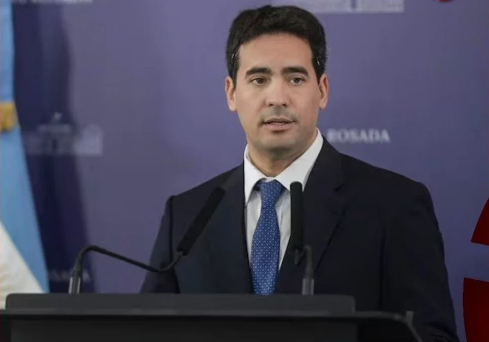 El vocero presidencial quedó expuesto de responder preguntas ya acordadas; y se confundió de respuesta.