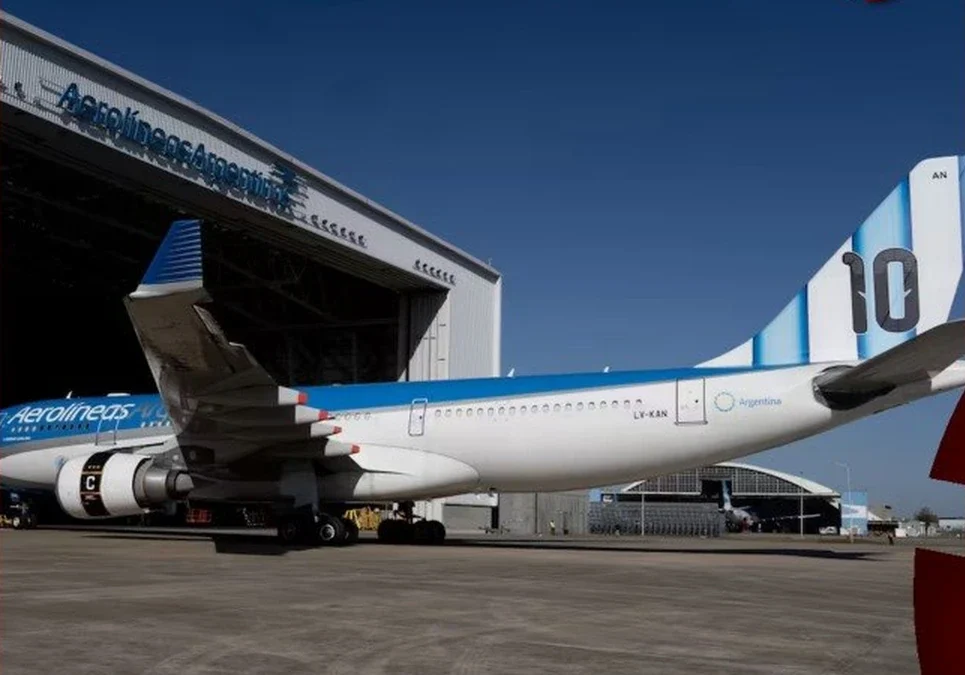 Emotiva bienvenida en el aire: la voz de una controladora aérea en la provincia de Córdoba hizo vibrar al vuelo de la Selección.