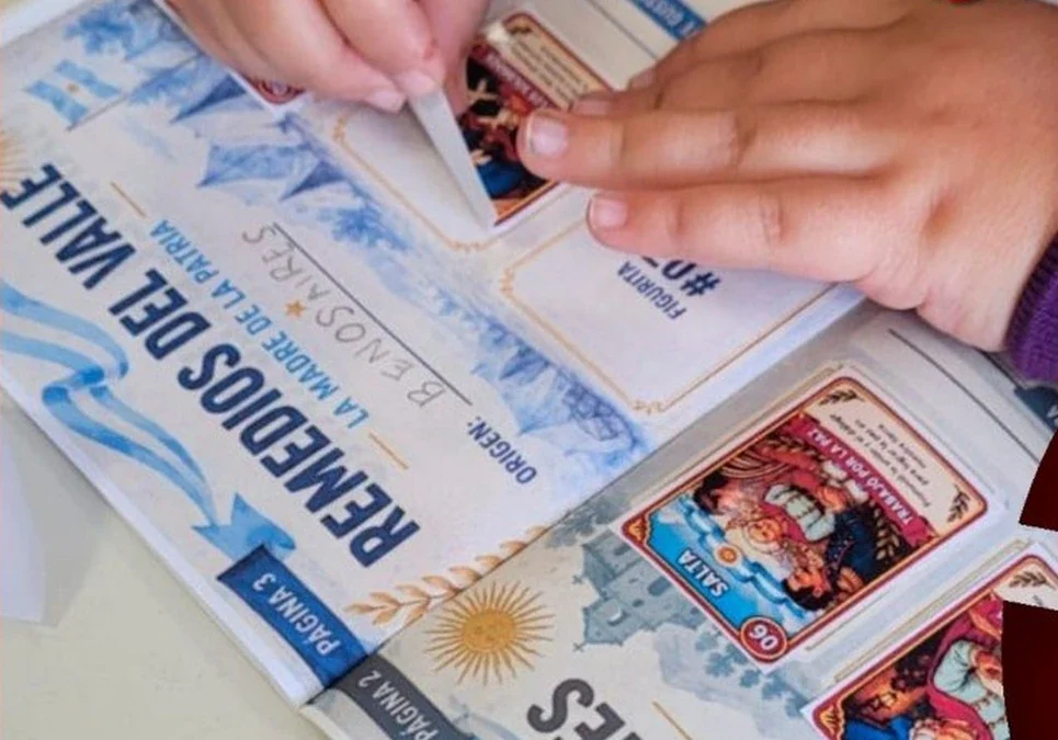 Furor por las figuritas en las aulas: una escuela de Buenos Aires combinó la pasión del mundial con los próceres de la Patria.