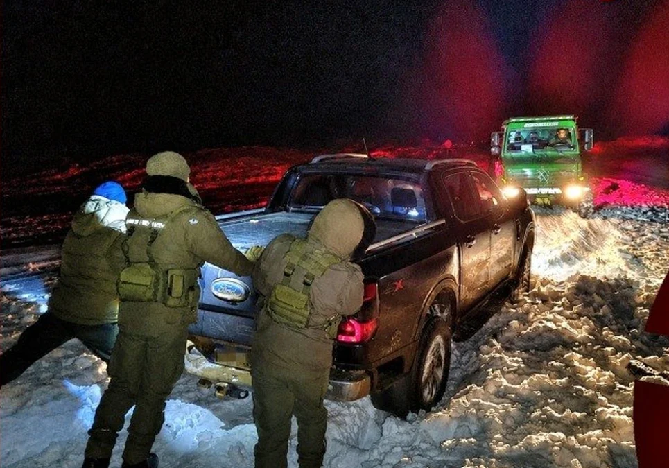 Gendarmería rescató a cinco personas que habían quedado varadas por una intensa nevada en Neuquén.