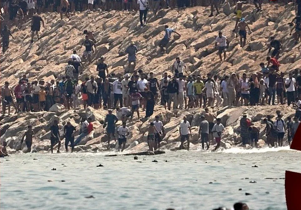La frontera entre España y Marruecos en Ceuta quedó desbordada por cruces a nado desde la costa
