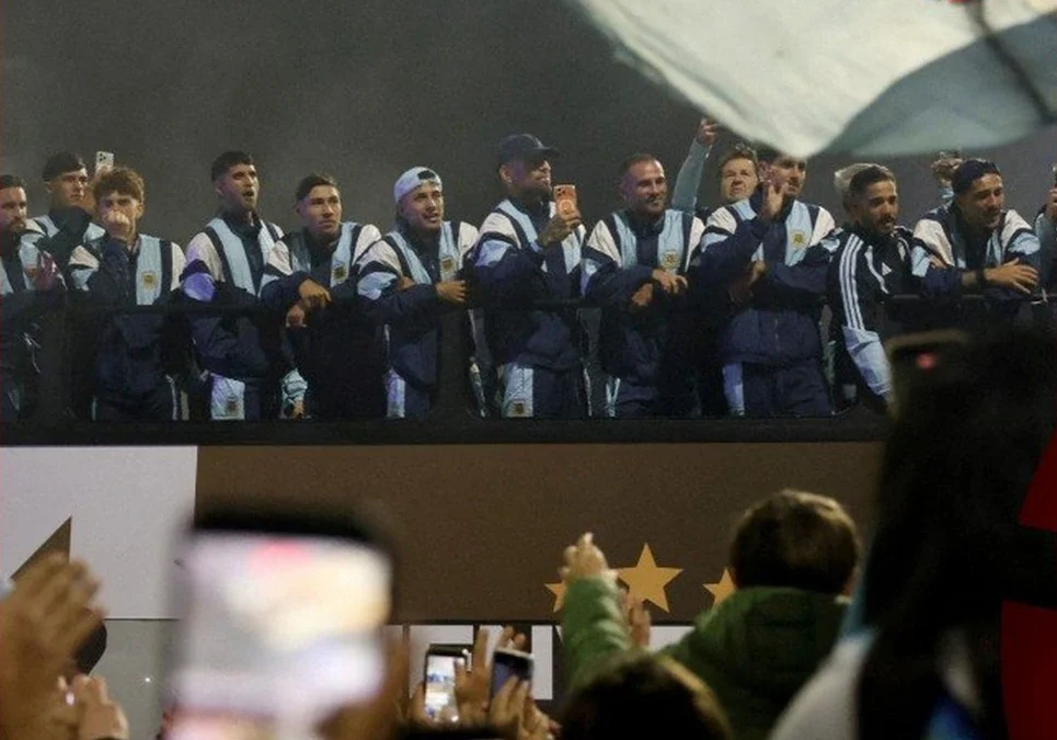 La Selección argentina llegó a Ezeiza entre festejos y cánticos de agradecimiento de los hinchas.