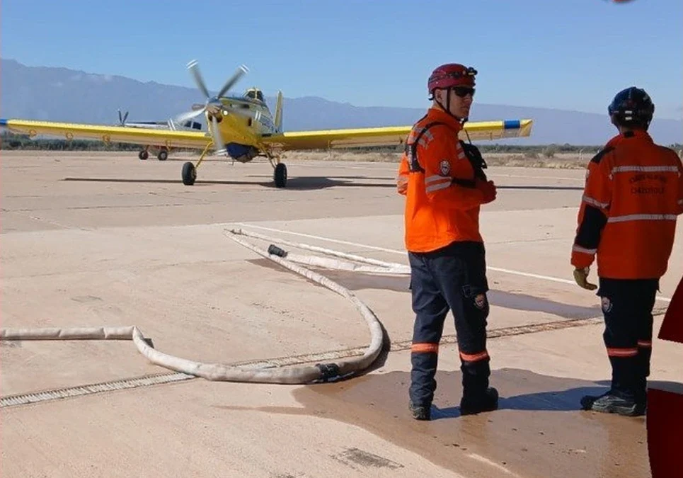 Operativo contra el incendio en Chilecito: brigadistas y aviones hidrantes trabajan para enfriar la zona de Guanchín.