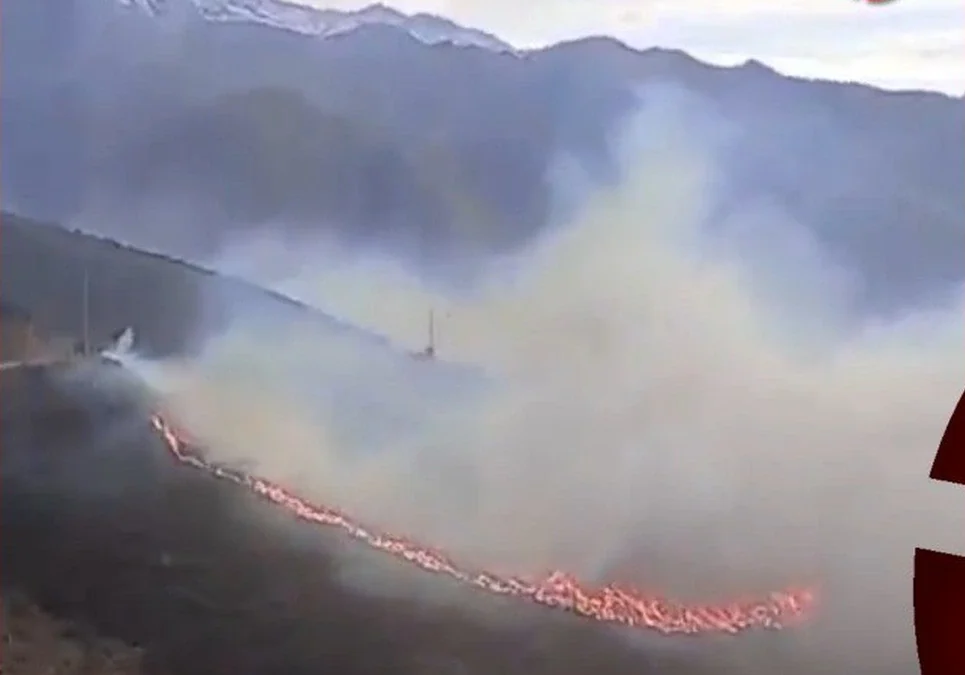 Operativo de emergencia en Las Chúcaras: despliegan a Bomberos y Defensa Civil por tres focos de incendio.