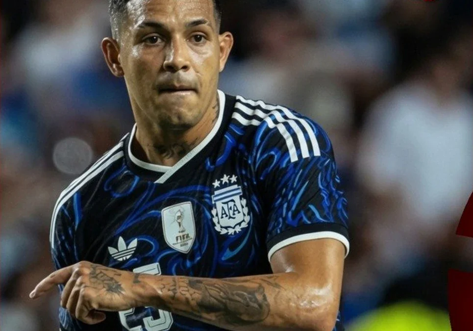 Orgullo en Villa Caraza: los seleccionados Facundo Medina y José Manuel López hablaron ante la gente desde un balcón.