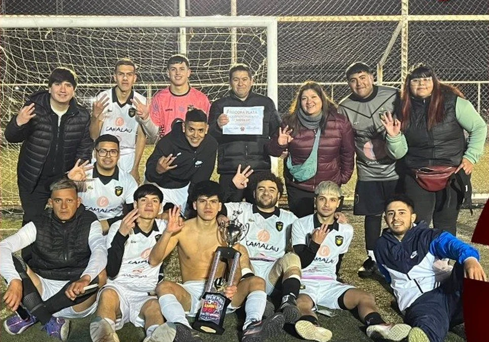 Orgullo y esfuerzo: el equipo de fútbol 6 Deportivo Laferrere hizo una rifa para viajar y se quedó con el título en la Ciudad Capital.