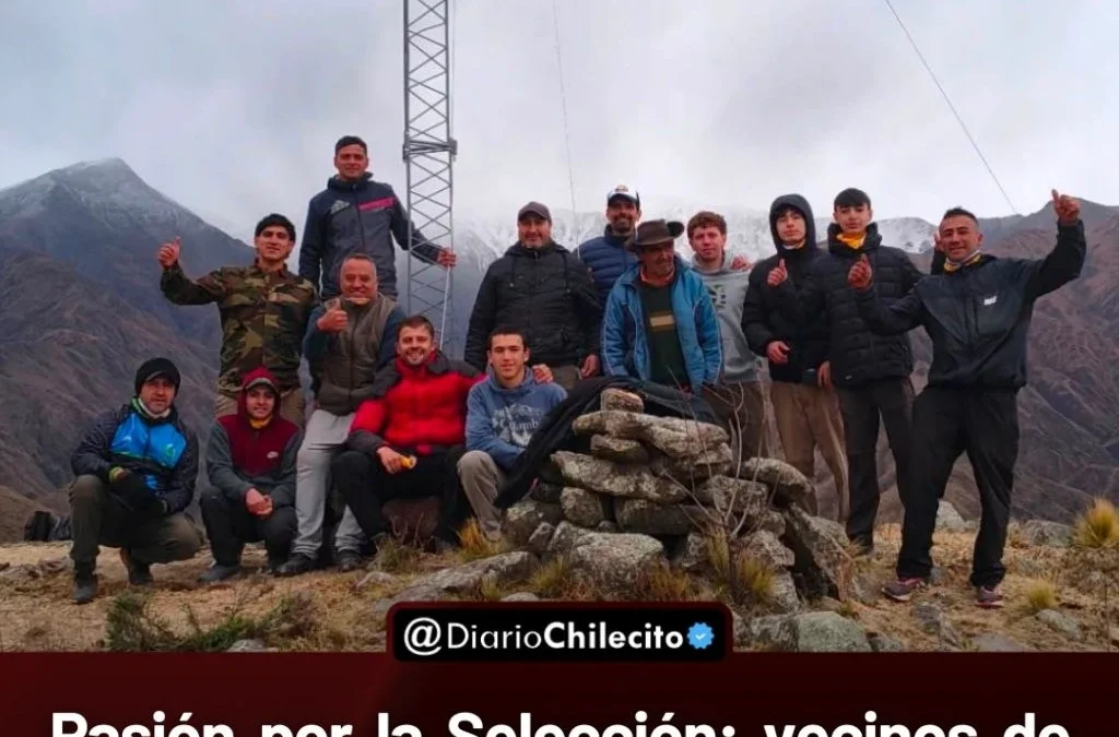 Pasión por la Selección: vecinos de Chilecito impulsan un mástil con la bandera argentina, para erguirla en un cerro con vistas privilegiadas.