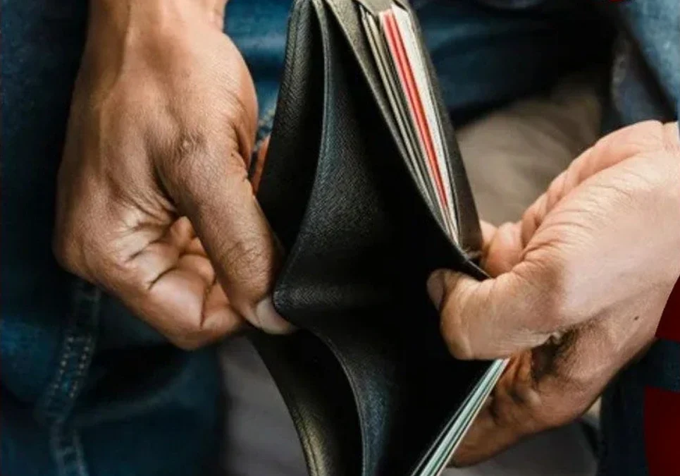 Salarios y jubilaciones pierden poder adquisitivo ante el aumento del costo de vida que magros ingresos deben sostener.