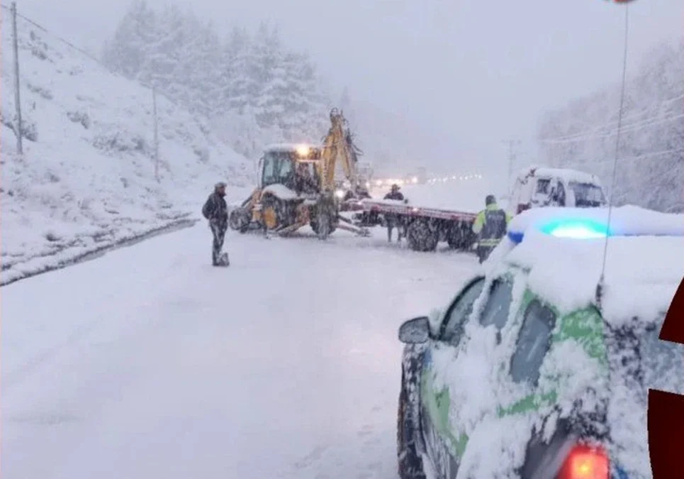 Temporal de nieve en el sur: paredes de hasta 4 metros bloquean rutas y dejan personas aisladas en Mendoza y Chubut.