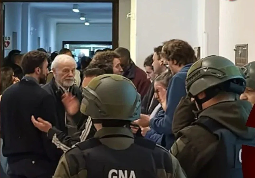 Testigos comparan un fuerte operativo de Gendarmería en la Comisión Nacional de Energía Atómica con épocas de la dictadura.