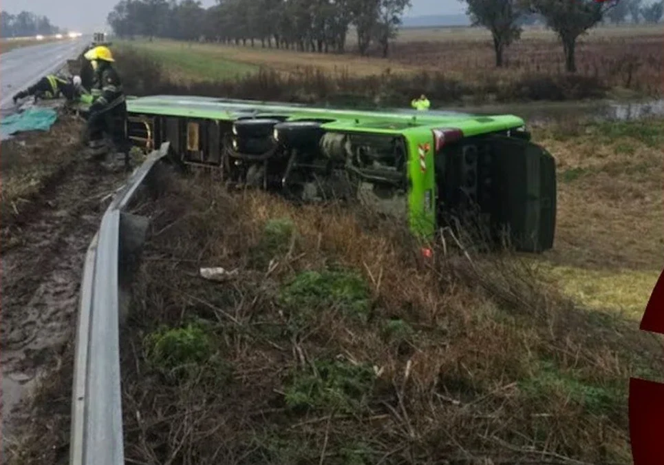 Tragedia en Carmen de Areco: un micro de larga distancia volcó y cayó de un puente sobre la Ruta 7 en medio de la tormenta.