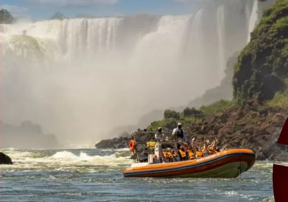 Tragedia en Cataratas del Iguazú: volcó un bote turístico del lado brasileño y murió un joven de 26 años.