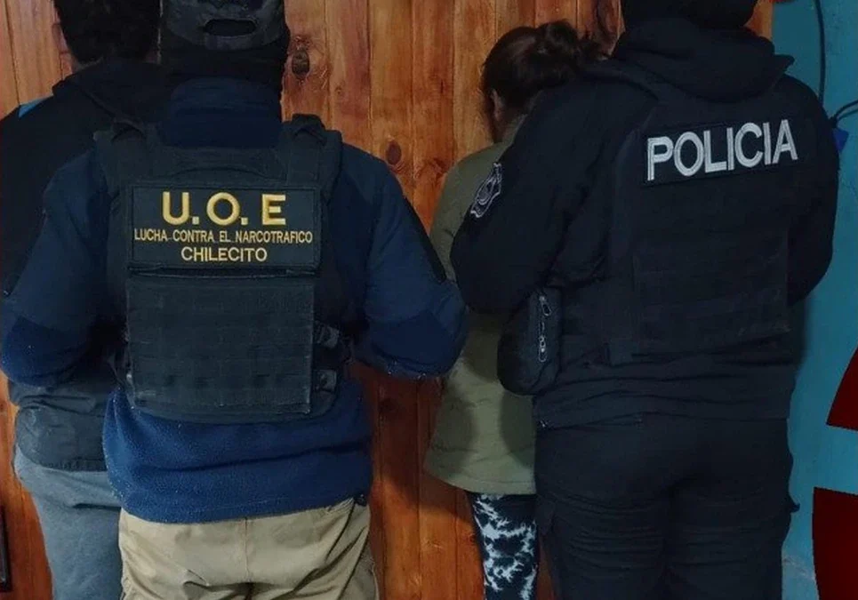 Tres allanamientos simultáneos por narcomenudeo en Vichigasta terminaron con tres detenidos y el secuestro de vehículos robados.