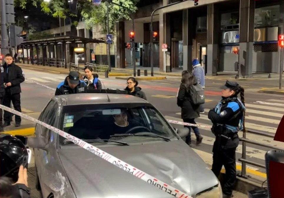Un automovilista chocó contra el MetroBús en el Bajo porteño, se negó a hacer el control de alcoholemia y terminó demorado.