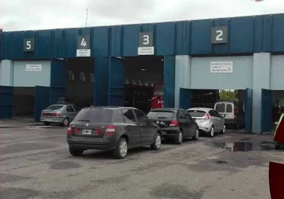 Un grupo de cuatro personas arrastró y tapó cámaras para robar una caja fuerte en la provincia de Córdoba: estiman un faltante de hasta 17 millones de pesos.