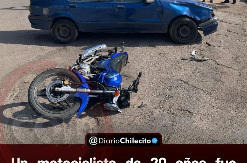 Un motociclista de 20 años fue atropellado por un Renault 19 en Chilecito, pero se salvó de sufrir heridas gracias al casco.