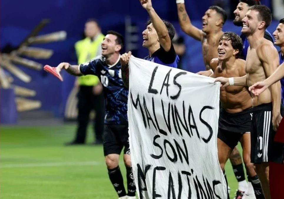 «Un partido de fútbol es un partido de fútbol»: Javier Milei defendió la vía diplomática para Malvinas y advirtió que «mezclar las cosas» es un error.