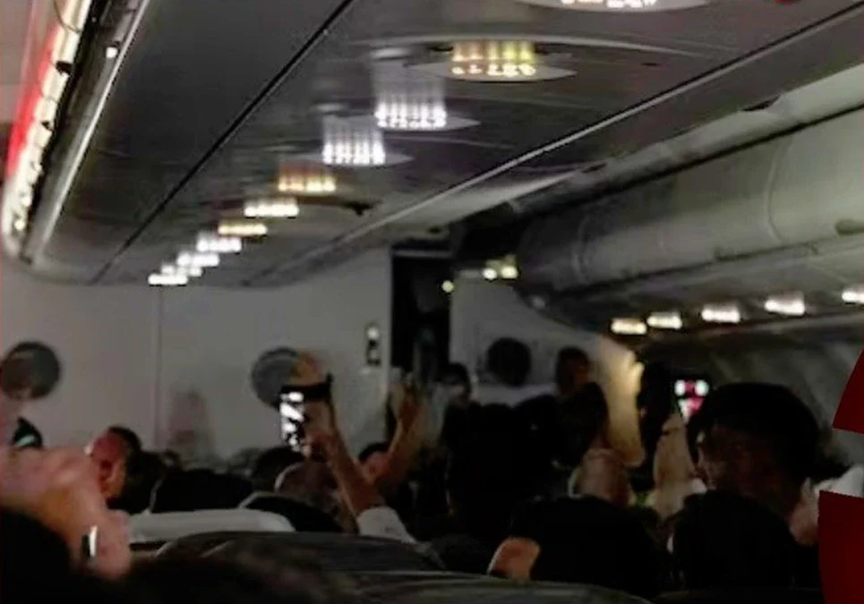 Un piloto español causó indignación al simular por los parlantes del avión que la Selección Argentina había ganado el Mundial.