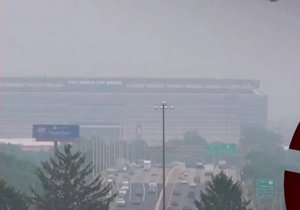 Una densa nube de humo por incendios forestales en Canadá cubre Nueva York y enciende las alarmas para la final del Mundial.
