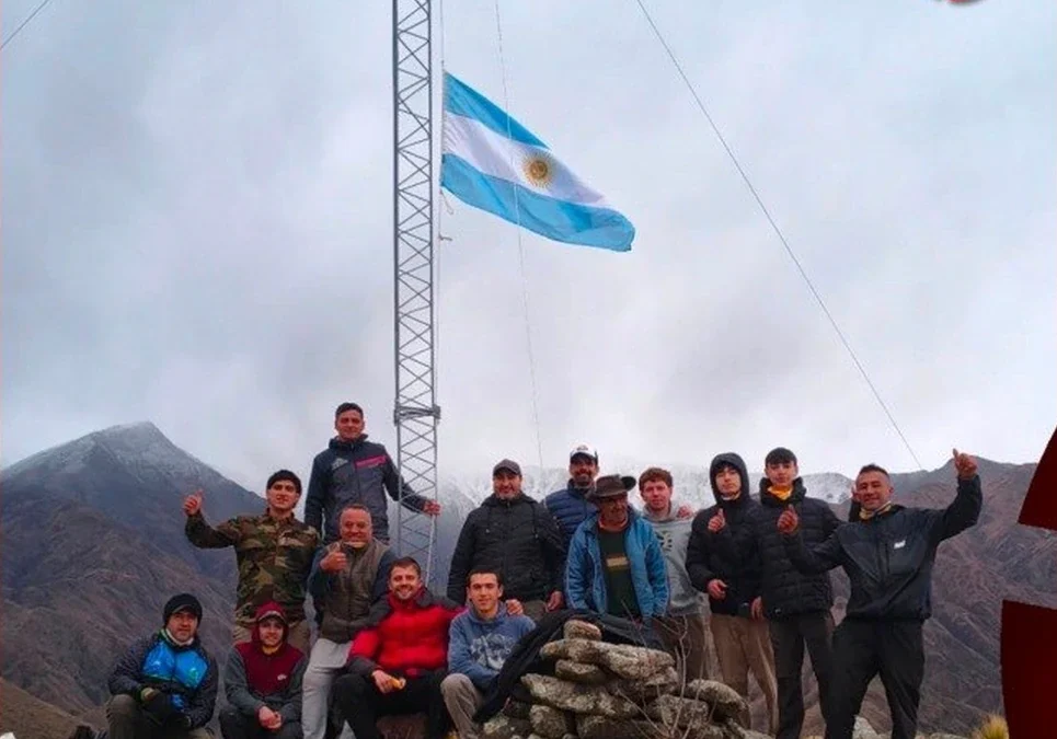 Vecinos de la zona instalaron un mástil en las sierras entre la Estación 3 y Agua Negra para homenajear a la Selección.