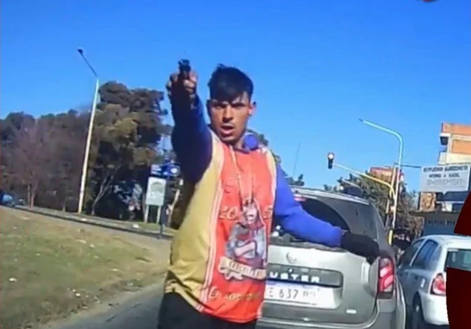 Violento intento de robo a una mujer en Villa Madero, Buenos Aires: el asaltante le apuntó a la cabeza y los autos vecinos escaparon por la vereda
