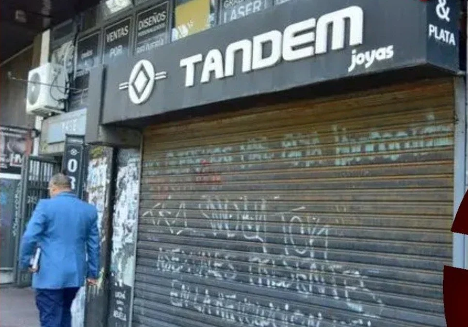 Violento saqueo organizado a una joyería en Córdoba: rompieron los vidrios y se llevaron todo en dos minutos