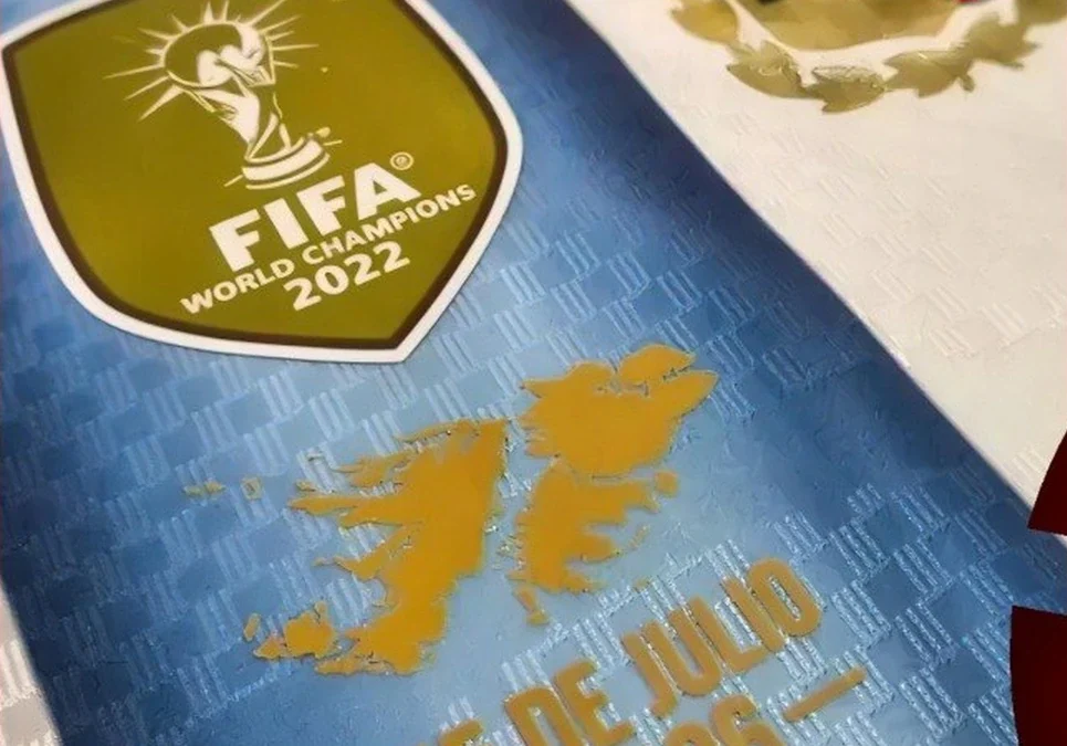 Éxito de convocatoria en la localidad porteña de Berazategui: regala estampados de las islas Malvinas tras la victoria de la Selección.