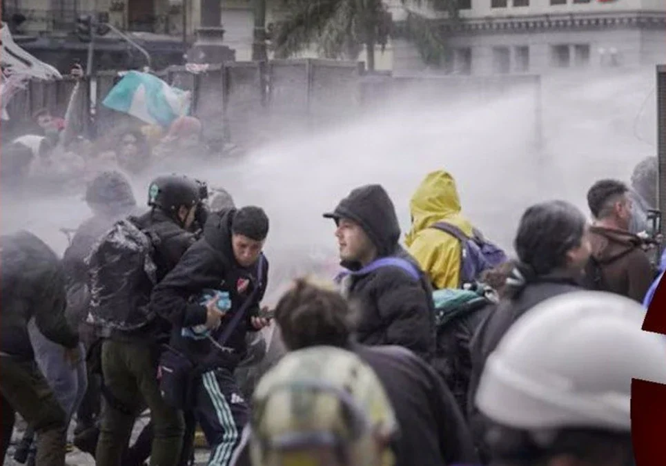 Buenos Aires: La policía reprimió con balas de goma y agua una marcha contra la Ley de Tierras y hubo varios detenidos.