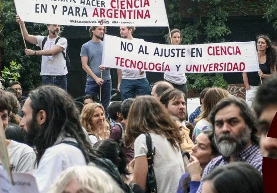 Científicos marchan en todo el país para denunciar el vaciamiento de organismos de investigación y la fuga de cerebros.