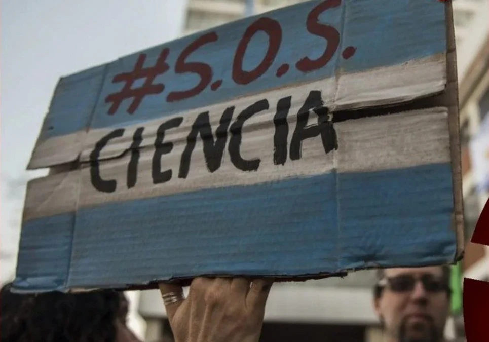 Crisis en el sector científico: un investigador del CONICET contó que trabaja como chofer de Uber para llegar a fin de mes.