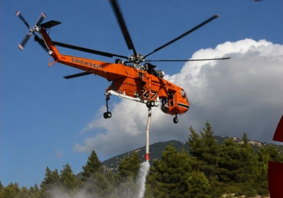Dos pilotos murieron al chocar dos helicópteros que combatían fuegos forestales en Grecia