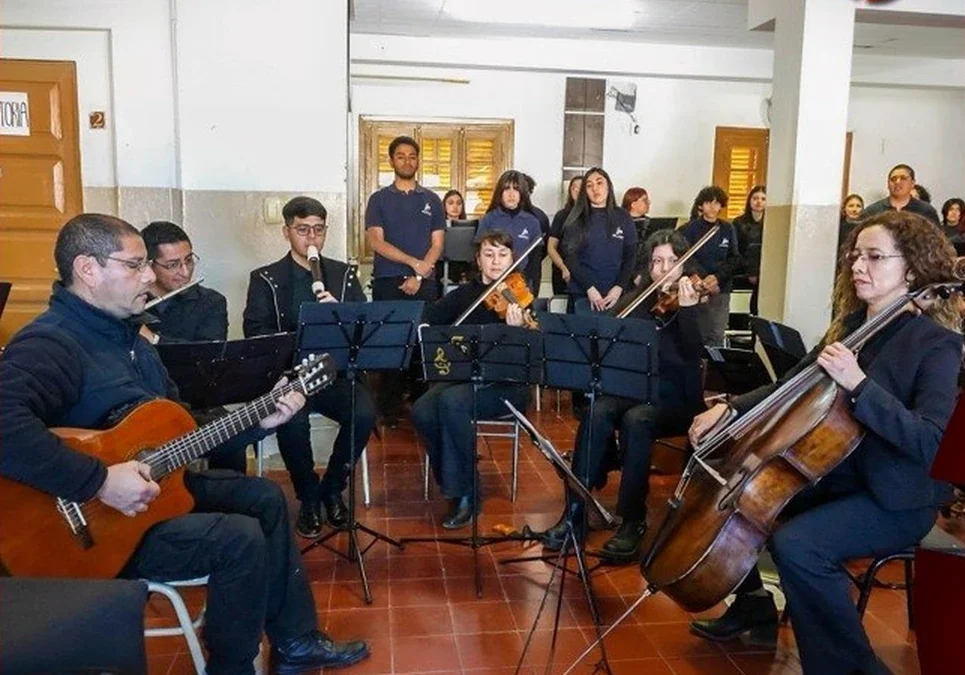 El Centro Polivalente de Arte recibió el reconocimiento «Joaquín V. González» para su orquesta y homenajeó el legado del profesor Trasobares.