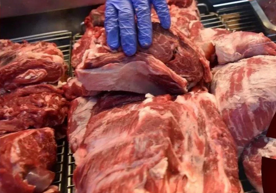 El consumo de carne vacuna cayó 5 kilos por persona y las familias se vuelcan a las ofertas de pollo y cerdo a fin de mes.