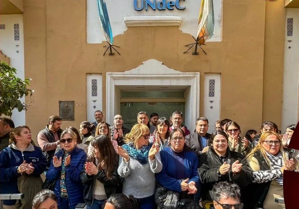 Frente al incumplimiento de la Ley de Financiamiento Universitario, realizan un abrazo simbólico y postergan el paro para concretar la Expo UNDEC.