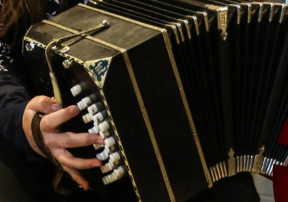 Jóvenes de Pituil apuestan a renovar la tradición del bandoneón con un proyecto educativo integral.